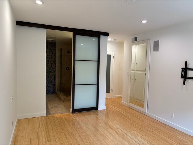 Building Photo - 1250 N Kings Rd
