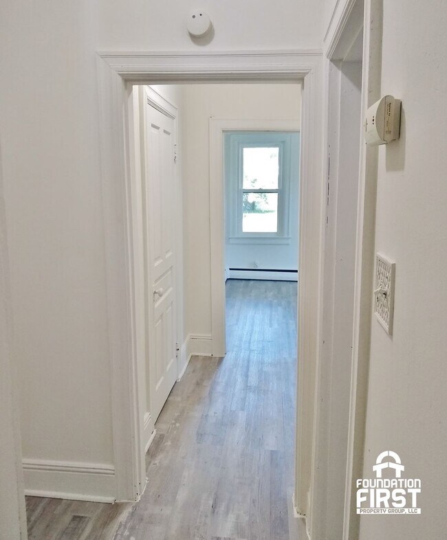 Building Photo - 3 Bed / 1 Bath Single Family Home