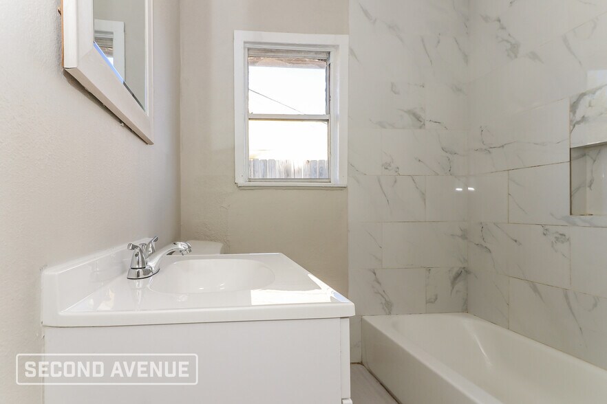 Building Photo - 5911 Kenilwood Dr