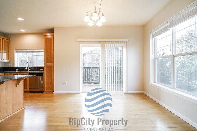 Building Photo - 1090 SW 170th Ave