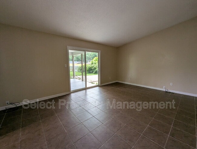 Building Photo - 3220 Thames Dr