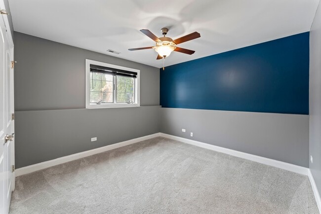 Building Photo - 9743 Oak Park Ave