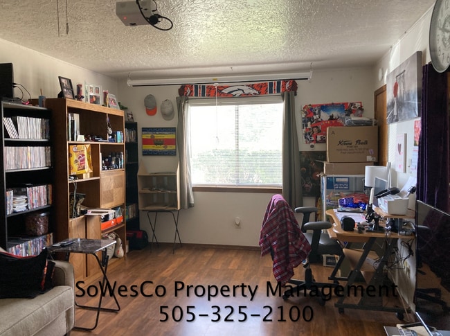 Building Photo - Three Bedroom Home with Garage and Two Baths