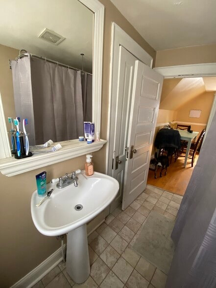 Building Photo - 2730A N Oakland Ave