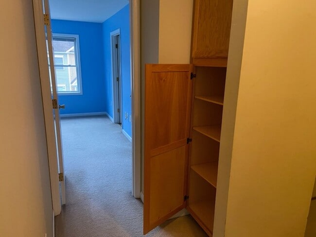 Building Photo - Townhouse located at Pikes Place