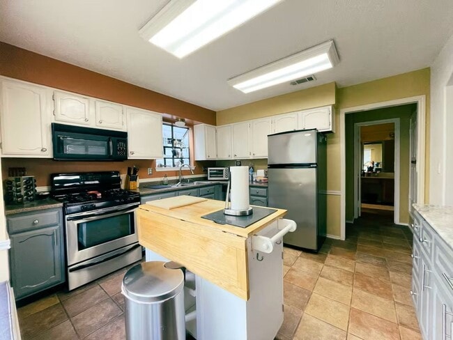 Building Photo - Beautifully Updated 3/2 — FULLY FURNISHED in North Austin