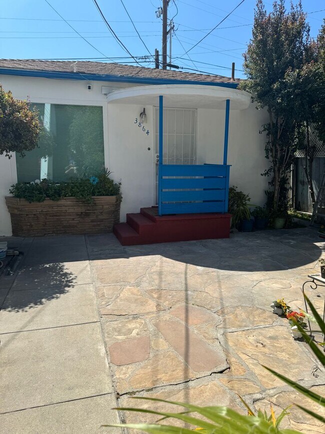 Building Photo - Beautifully renovated 2 bedroom 2 bath home w/ all utilities included!