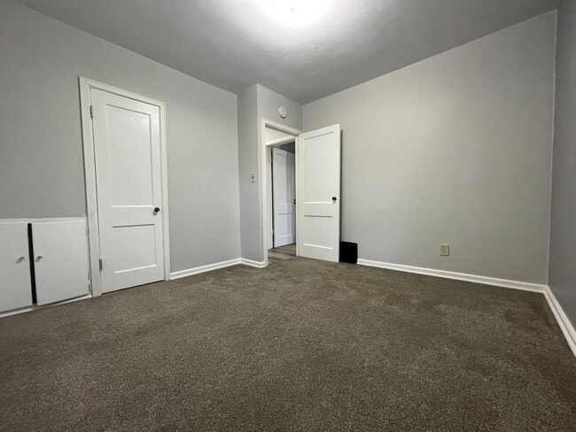 Building Photo - 2 bed, 1 bath home for rent in Waterloo