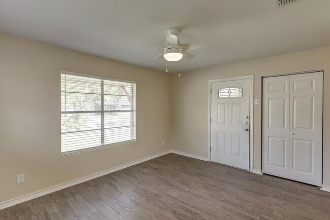 Building Photo - 1106 Bradshaw Dr