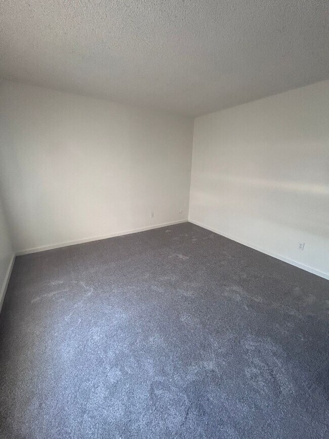 Building Photo - Upstairs Unit!!! Move in Ready!