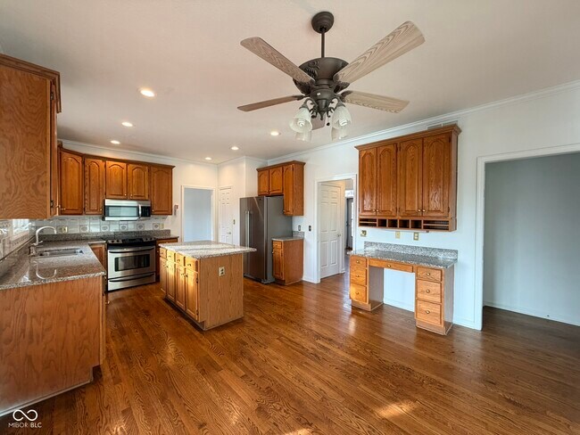 Building Photo - 1351 Woodpond N Roundabout