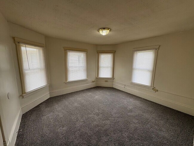 Building Photo - Three bedroom one bathroom home for rent