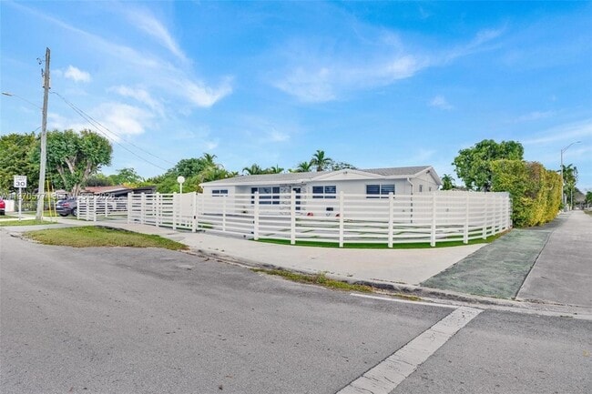 Building Photo - 5521 SW 104th Ave