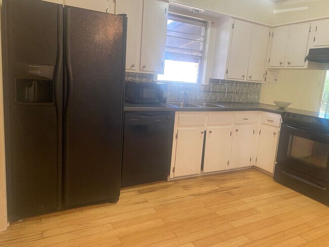 Building Photo - Perfect 3 bedroom 2 bathroom house located in Little Rock!