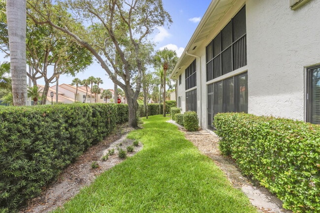Building Photo - 100 Pelican Pointe Dr