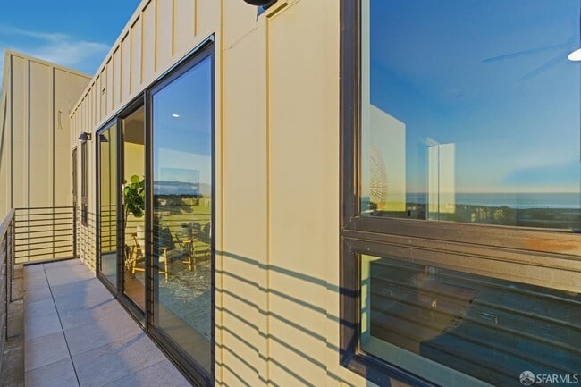 Building Photo - 3945 Judah St