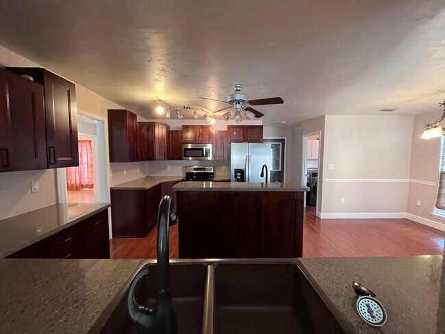 Building Photo - 540 E Timberlake Dr