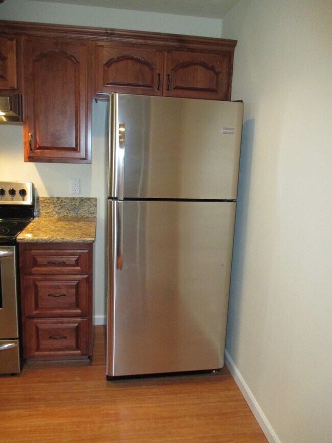 Building Photo - Beautiful Three Bedroom in South Salem