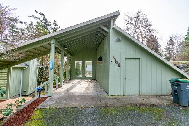 Building Photo - 3 Bed 2.5 Bath Home with a View!