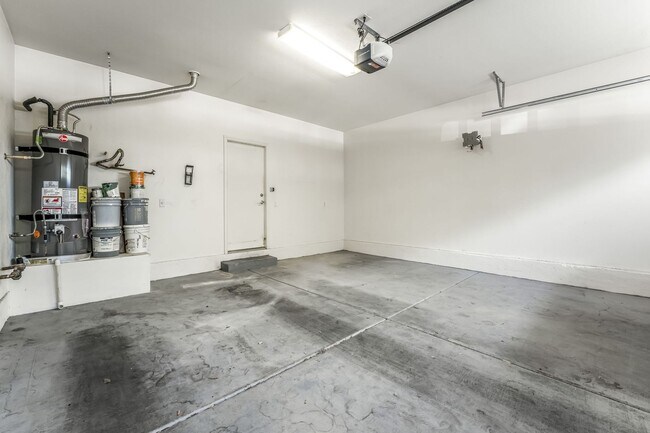 Building Photo - 3 Bedroom, 2 bathroom, 2 Car Garage Home i...