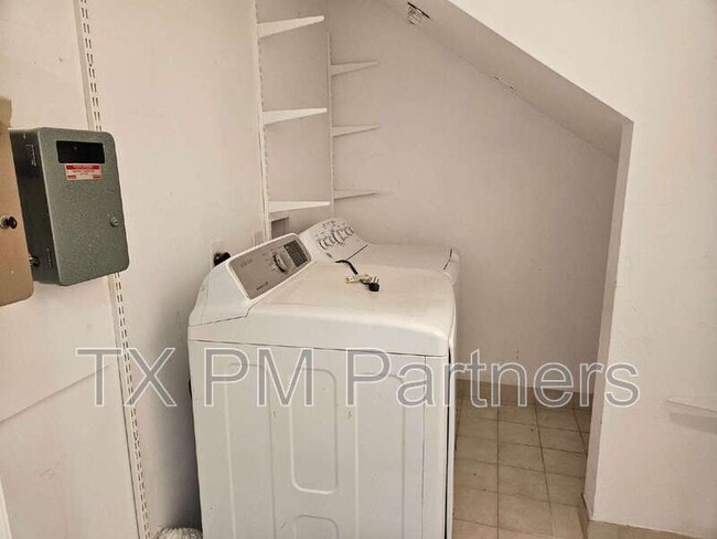 Building Photo - 500 N Post Oak Ln