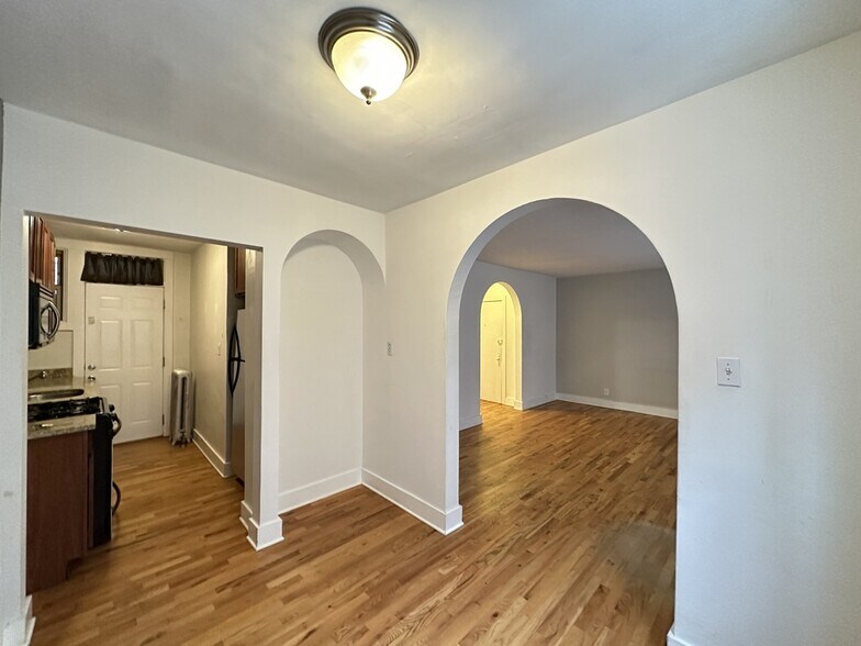 Building Photo - 549 W Surf St