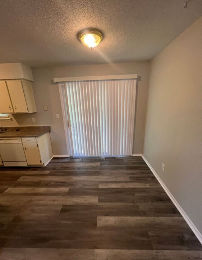 Building Photo - Spacious Split-Level Duplex in Lee’s Summit