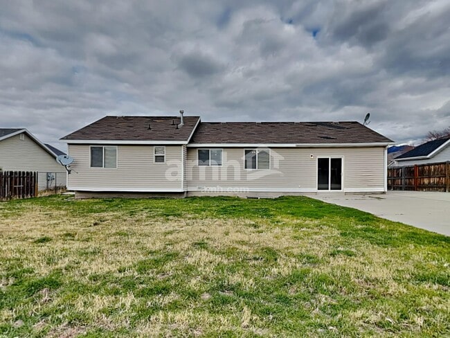 Building Photo - 468 E 1480 N