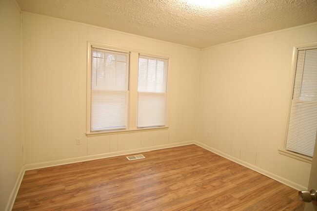 Building Photo - Cottage Style Home Super Close to Downtown!