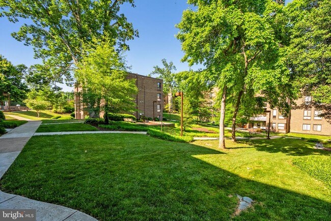 Building Photo - 11240 Chestnut Grove Square
