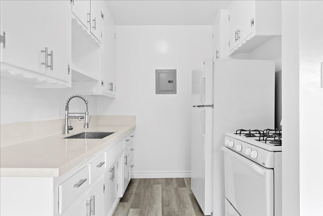 Building Photo - 2464 Penmar Ave