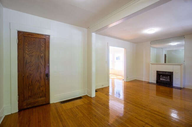 Building Photo - First Floor Flat Close to Campus Off Stree...
