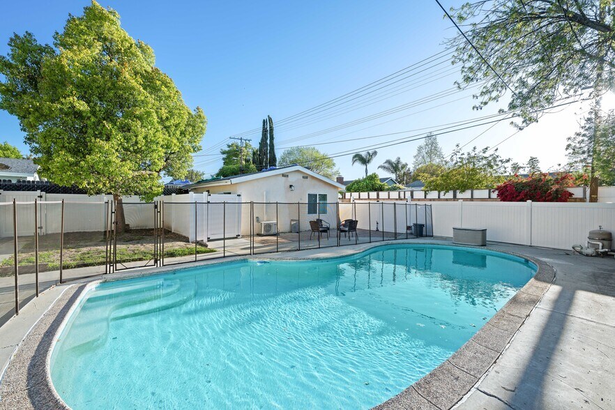 Building Photo - 6527 Woodlake Ave