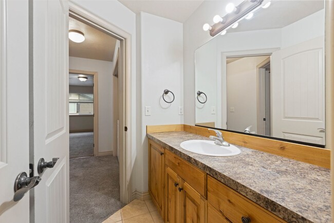 Building Photo - DARLING - 2 Bed 1.5 Bath Townhome in the M...