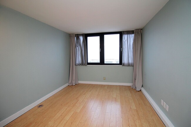 Building Photo - VIEW VIEW VIEW! Spacious Downtown 1 Bed Co...