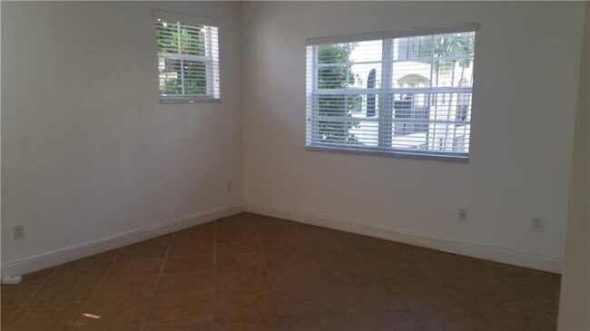 Building Photo - 3255 NE 184th St