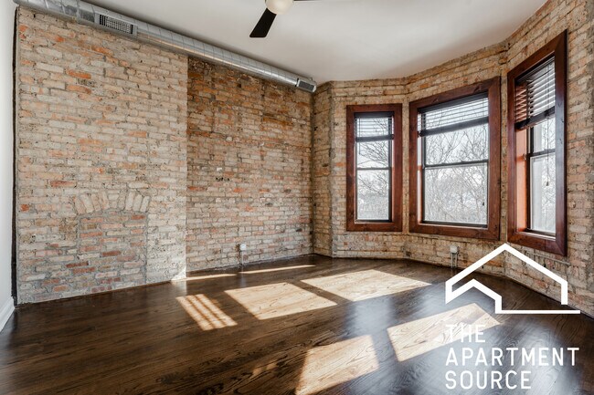 Building Photo - 1758 W Montrose Ave