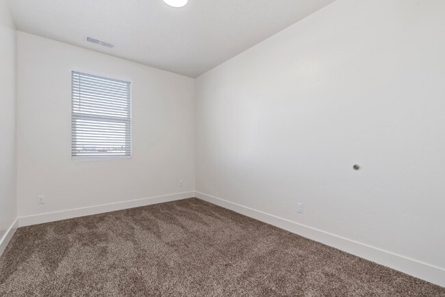 Building Photo - "Discover Comfort & Style: Spacious 3-Bed,...