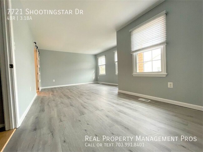 Building Photo - COMPLETLEY UPDATE!!   LARGE 4 BEDROOM 3.5 ...