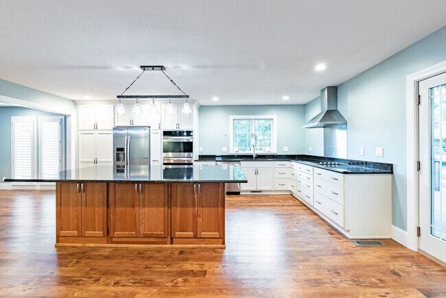Building Photo - Beautiful 3 Bed Overland Park Ranch Home NEWLY REMODELED