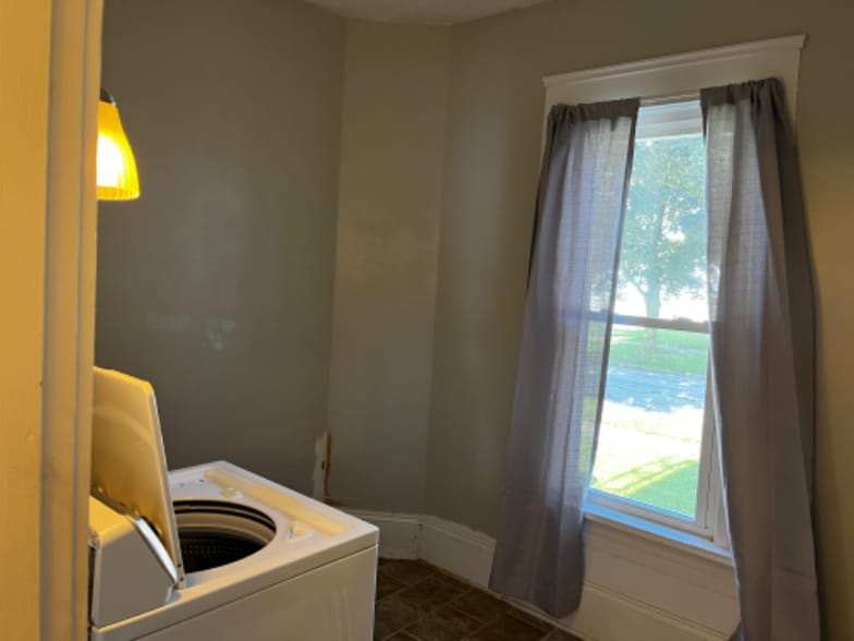 Building Photo - 900 Stilwell Ave