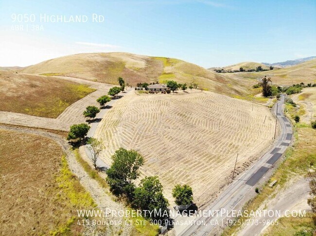 Building Photo - Unique 4 Bed / 3 Bath 3,484 Sq Ft Home off...