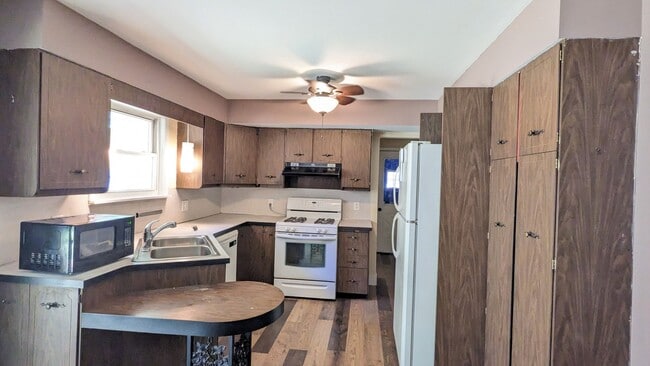 Building Photo - 3555 Chippewa Dr