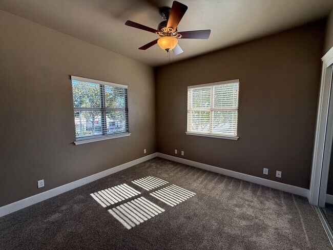 Building Photo - B11110E