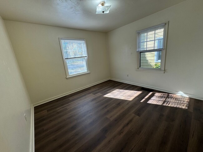 Building Photo - Cozy 2 Bed, 1 Bath House with Updated Floo...