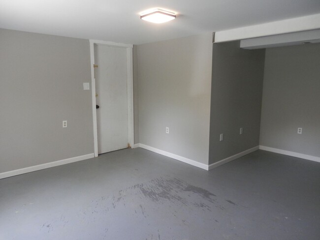 Building Photo - Great 2 Bedroom Duplex In SW Columbia!