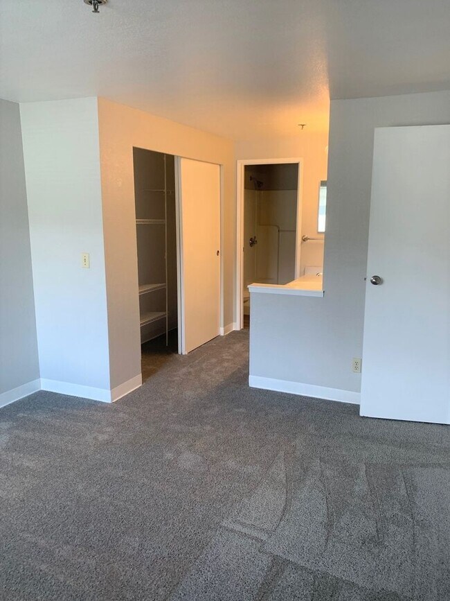 Building Photo - 044- Beautiful 2bd 2 bath Condo with View!!
