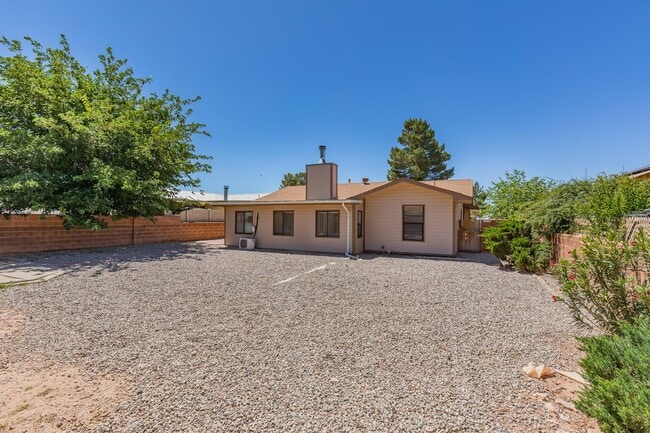 Building Photo - 3 Bedroom 2 Bath Home