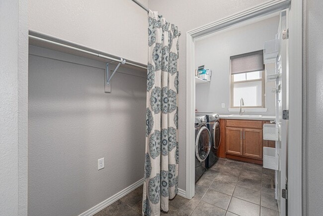 Building Photo - 3 bed/3 bath Amazing House close to Stanle...