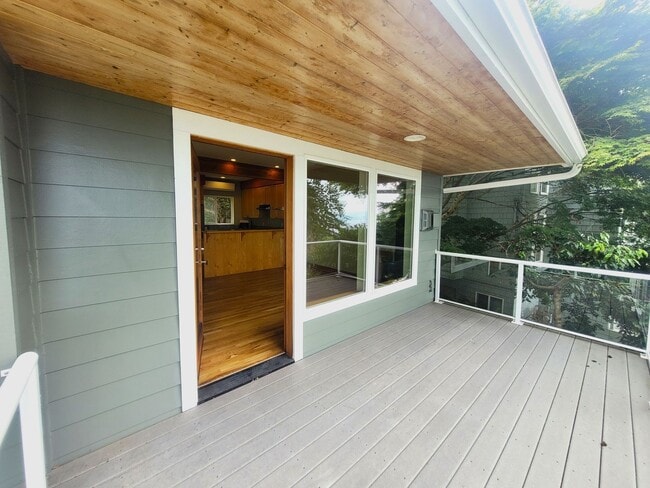 Building Photo - Beautiful South Hill Home with Bay Views 3...